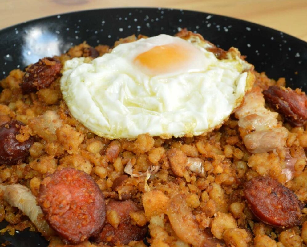 Huevos fritos con migas y chorizo Huevos fritos con migas y chorizo